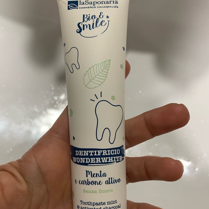 photo of La Saponaria Dentifricio Wonderwhite Menta&Carbone shared by @chiaracarbone on  03 Apr 2023 - review