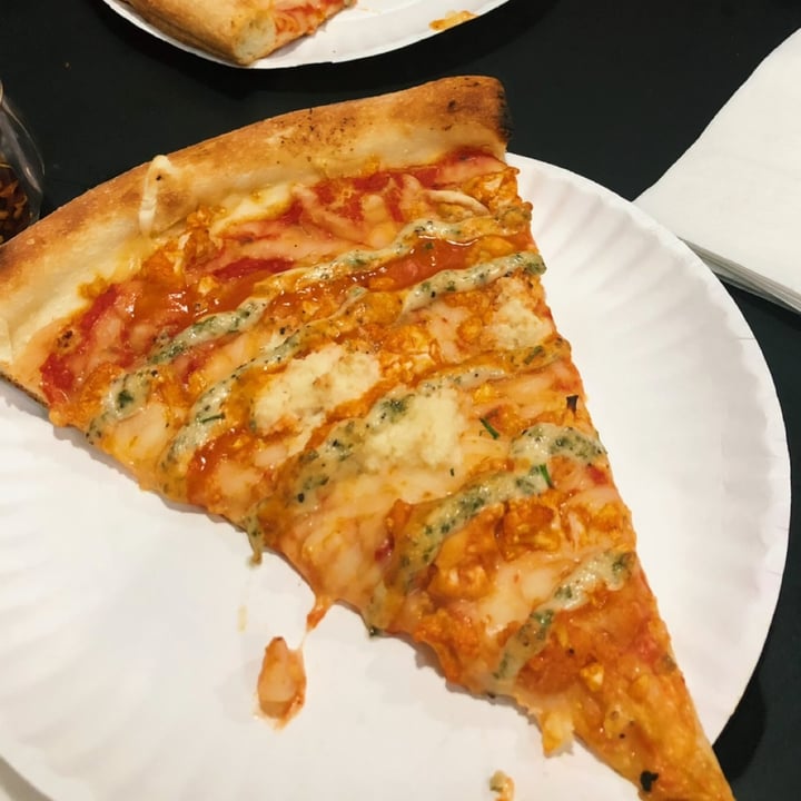 photo of Screamer's Pizzeria Buffalo Cauliflower Vegan Pizza With Basil shared by @lexieseats on  30 Mar 2023 - review