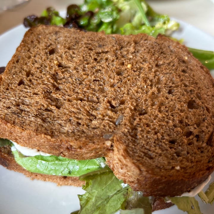 photo of Écru Avocado-Cashew Sandwich shared by @nathlena19 on  15 Jun 2023 - review