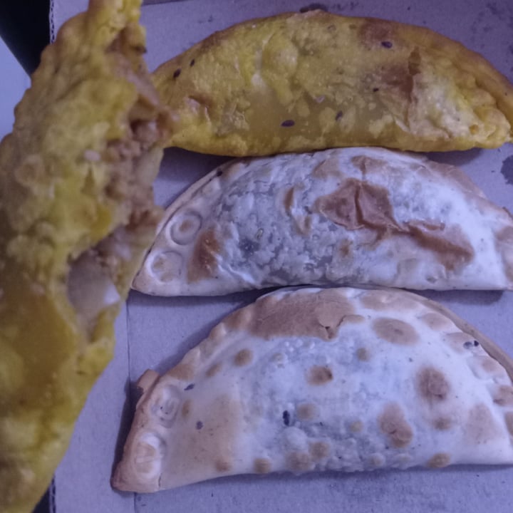 photo of Central Pizzas y Empanadas- San Telmo Empanada "Pollo" Al Curry shared by @isa256 on  05 Jun 2023 - review