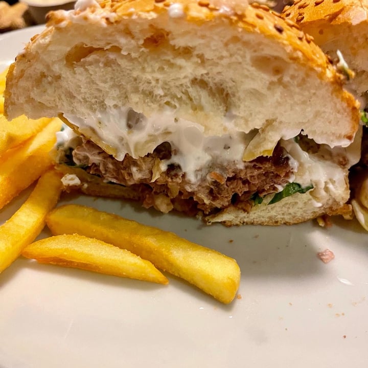 photo of ENJOY PUB Carciofino burger shared by @vegania-plantbased on  25 Mar 2023 - review