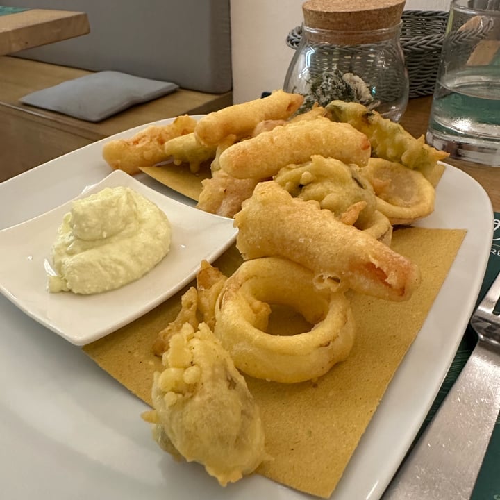 photo of Ristorante Gintilla Cagliari Tempura di verdure miste con mayo vegan shared by @chiaranaive on  21 Jul 2023 - review