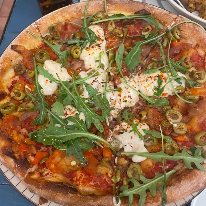 photo of Vega Pizza con burrata vegana ahumada, tomates cherrys, pimientos asados, cebolla encurtida y albahaca shared by @bebo9929 on  21 Jan 2023 - review