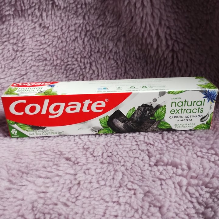 photo of Colgate pasta dental natural extracts carbón activado y menta  shared by @laebanal on  25 Feb 2023 - review