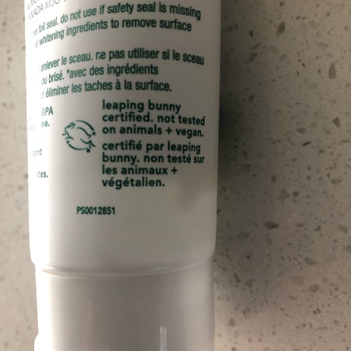 photo of Hello Naturally Whitening Fluoride Toothpaste (Farm Grown Mint with Tea Tree and Coconut Oil) shared by @sueprozak on  04 May 2023 - review