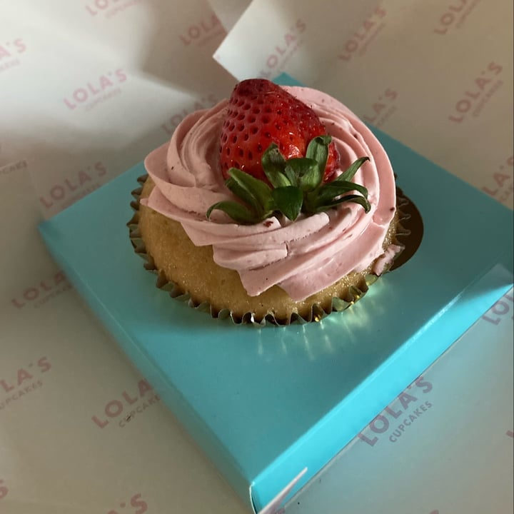 photo of Lola's Cupcakes Covent Garden Strawberry cupcake vegan shared by @louiseg on  10 Apr 2023 - review
