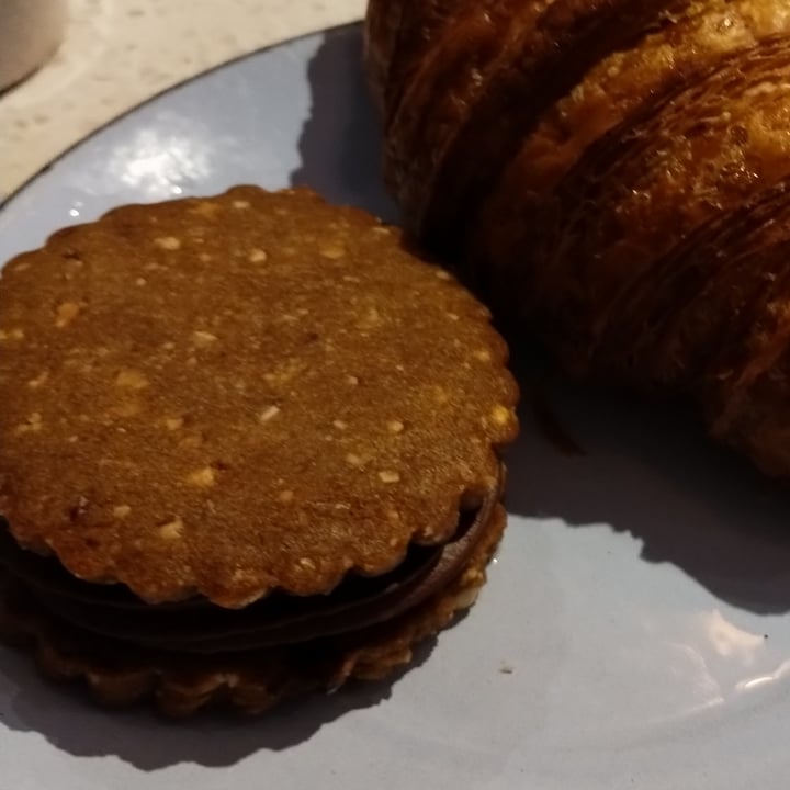 photo of CASA NUEZA Alfajor De Avellanas, Limón Y Chocolate shared by @florpolenta on  13 Mar 2023 - review