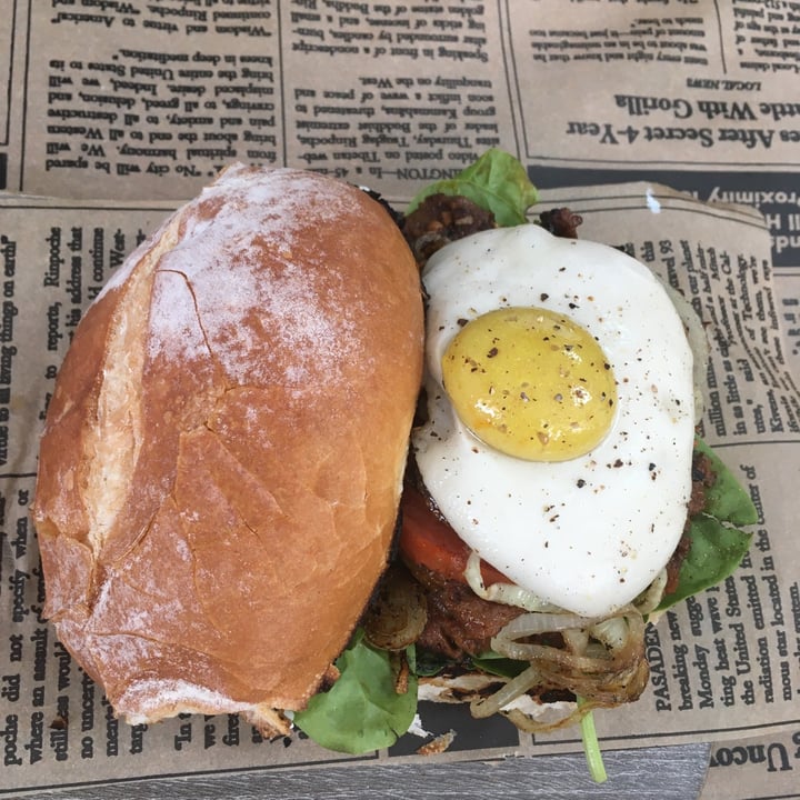 photo of Vegan Streetfood Deli - Obs Bacon, Egg & Cheez Burger shared by @sylvacharm on  21 Feb 2023 - review
