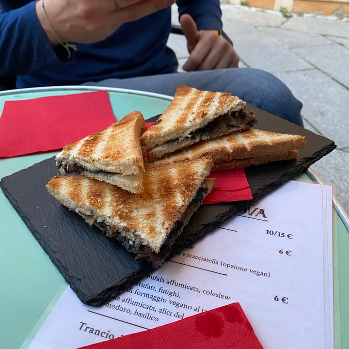 photo of Vineria Villanova Toast con carciofi stufati, funghi e crema di formaggio vegano al tartufo shared by @manuflo on  14 Jun 2023 - review