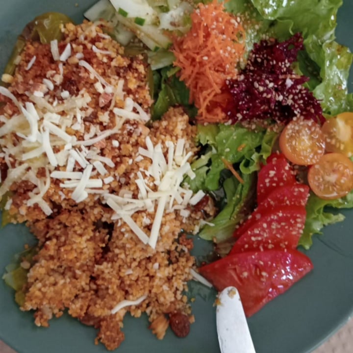 photo of Gira,sol Pimiento relleno de Cous-cous, Seitan y Sultanas Con Acompañamiento De Ensalada shared by @imanol65 on  05 Aug 2023 - review