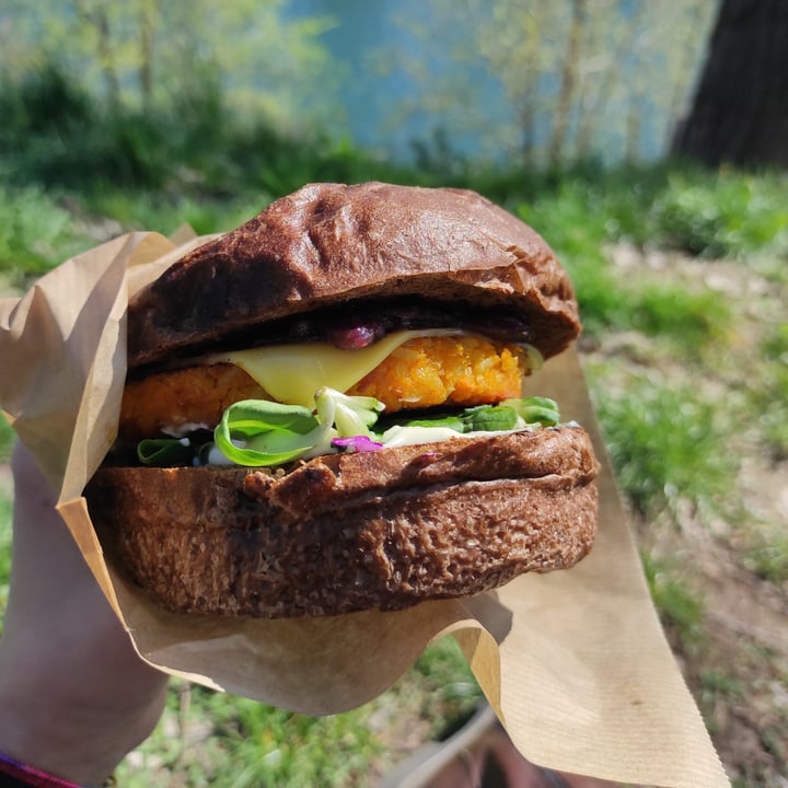 photo of Van Ver Burger Autunno In Mano shared by @rosli on  12 Apr 2023 - review