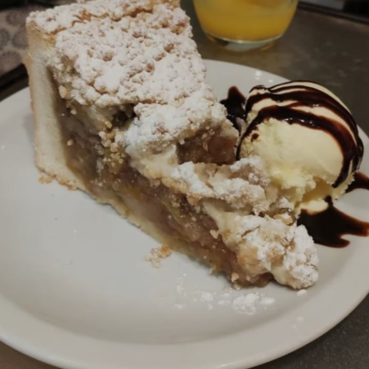 photo of Loving Hut Crumble de manzana con helado de vainilla shared by @malalafontan on  25 Mar 2023 - review
