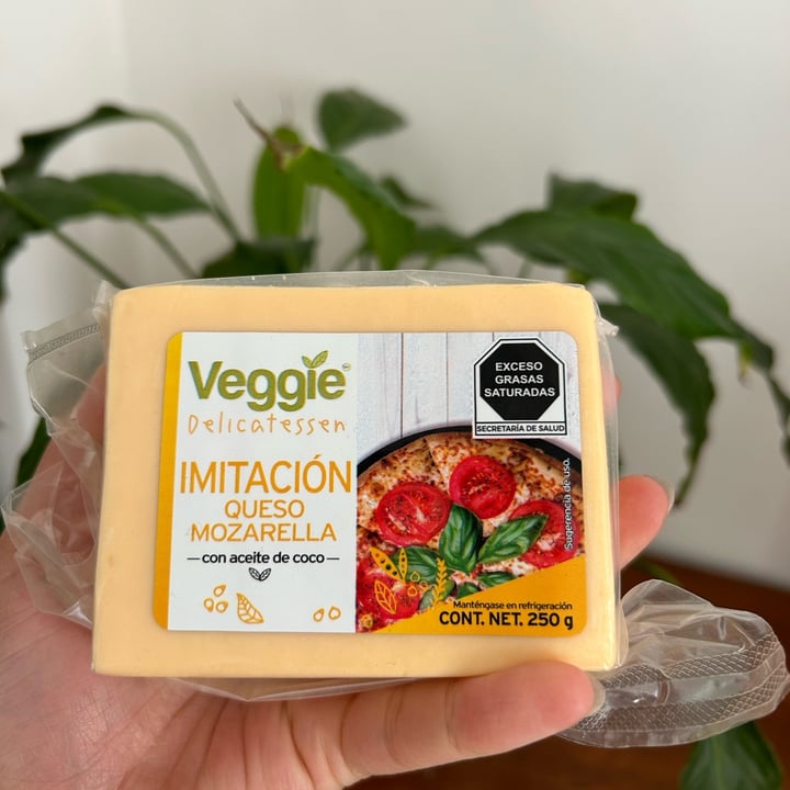 photo of Veggie Delicatessen Imitación Queso Mozzarella shared by @zullybee on  17 Jan 2023 - review