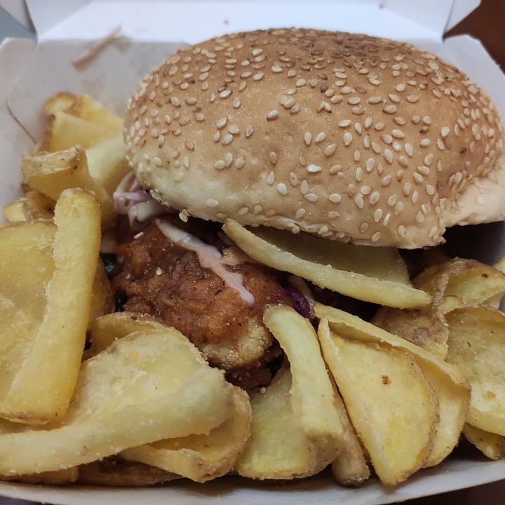 photo of Holy Smoke BBQ Streetfood Crispy Cauliflower Burger shared by @mid1992 on  08 May 2023 - review