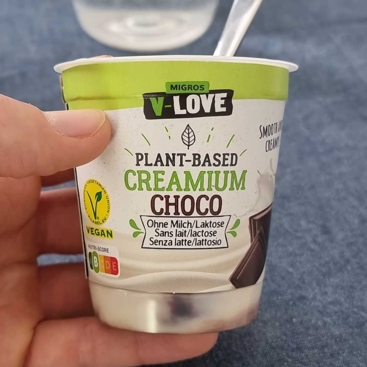 photo of Migros V-Love Plant-Based Creamium Choco shared by @euberta89 on  05 Mar 2023 - review