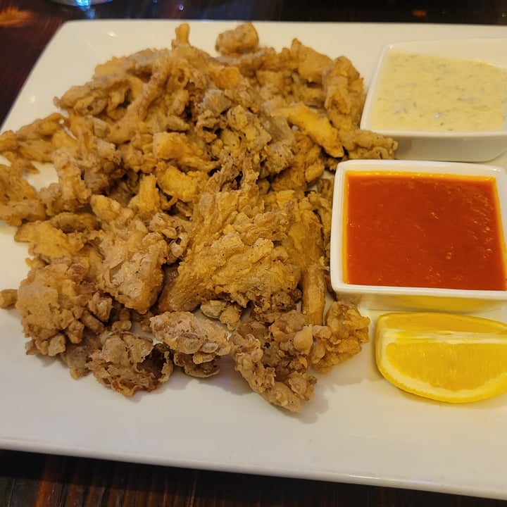 photo of 3 Brothers Vegan Cafe Oyster Mushroom Calamari shared by @erikamorquecho on  03 Apr 2023 - review