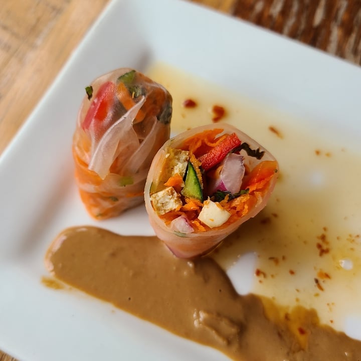 photo of Ravens Restaurant Rice Paper Rolls shared by @sofihuasteca on  31 Jul 2023 - review