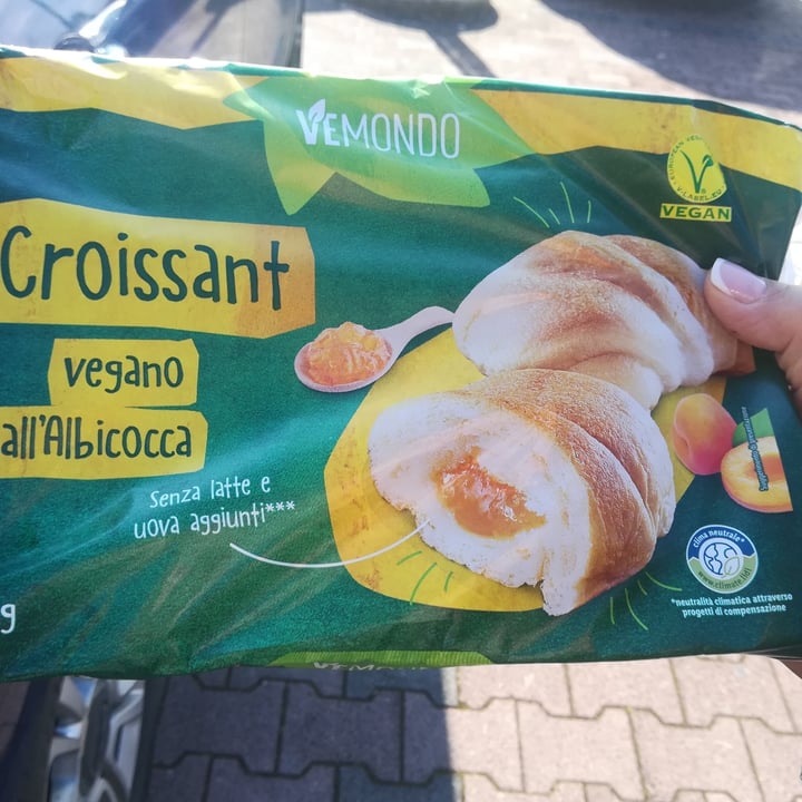 photo of Vemondo Croissant Vegano All'Albicocca shared by @grilla on  28 Jan 2023 - review