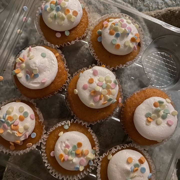 photo of OGGS Mini vanilla cupcakes shared by @niamhroberts on  31 Dec 2022 - review