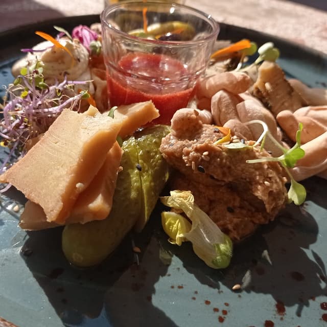 Photo of the dish “Tabla De Quesos Con Encurtidos Y Mermelada De Fresa”