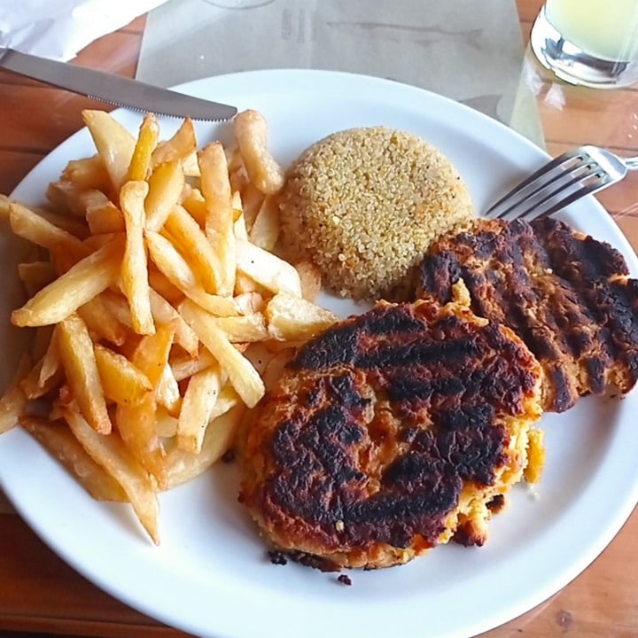 photo of Club del Muelle Hamburguesa Vegana + dos agregados shared by @elizabetho on  25 Jan 2023 - review