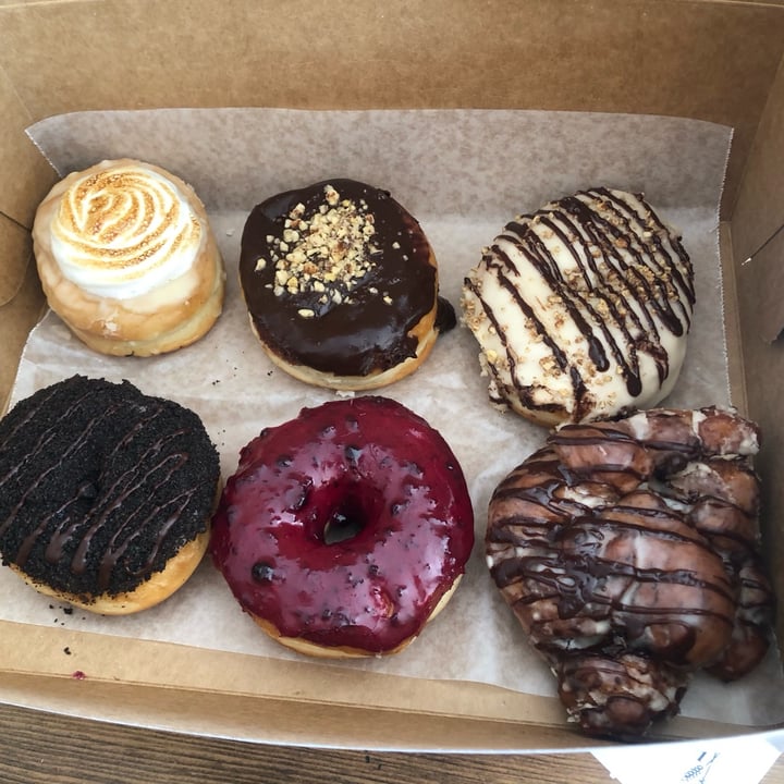 photo of Bloomer's Burlington Rose Pistaschio Donut shared by @sueprozak on  17 Apr 2023 - review