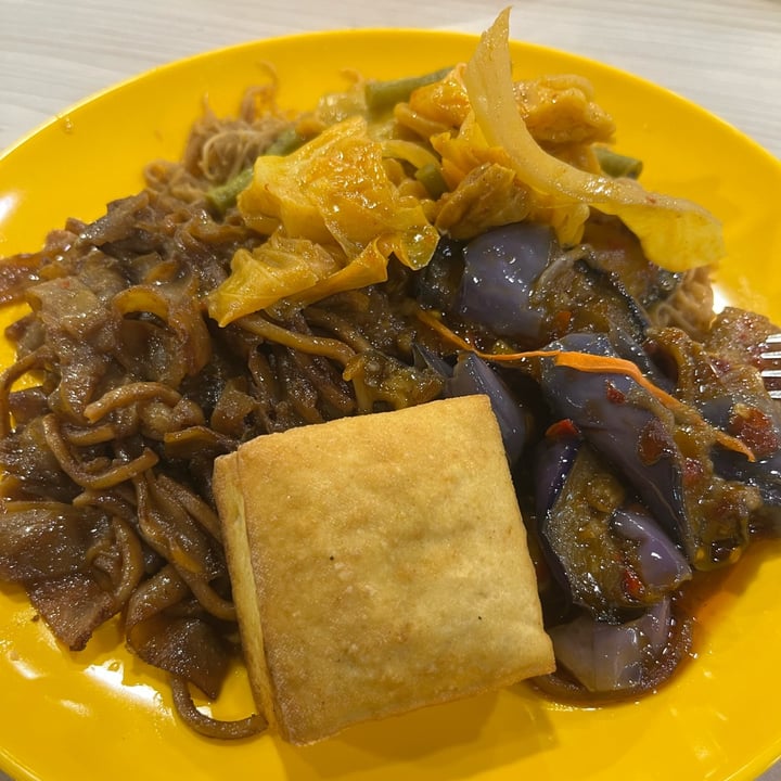 photo of Vegetarian @ TP mee goreng, char kwayteow mix, with A Side of stirfried eggplant, curry veggies and a taukwa shared by @soy-orbison on  23 Mar 2023 - review