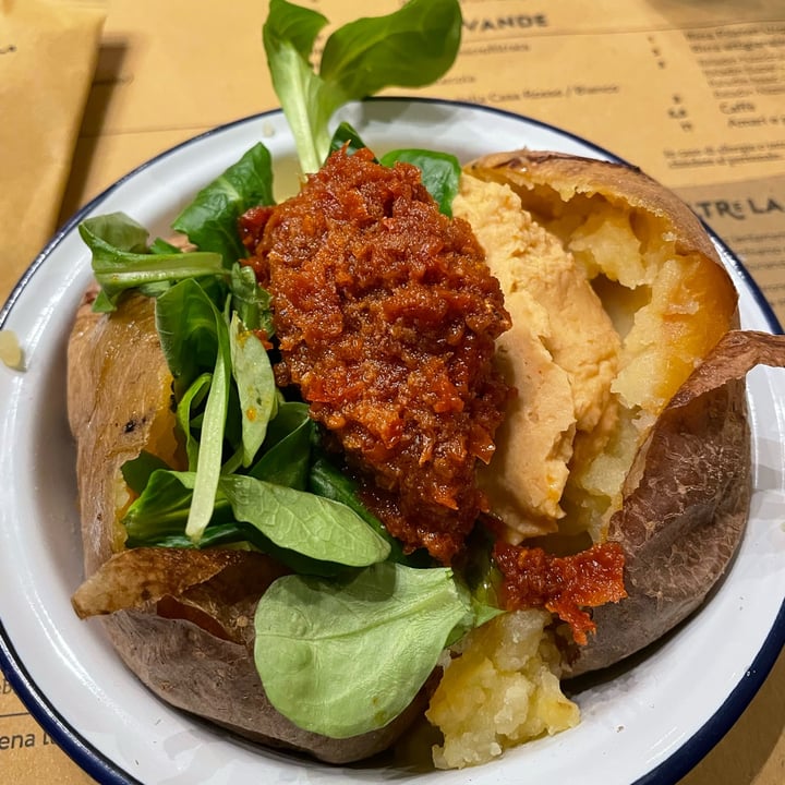 photo of Poormanger patata con hummus, verdure Miste E Crema Di Pomodori Secchi shared by @clearlynotclaire on  06 Mar 2023 - review