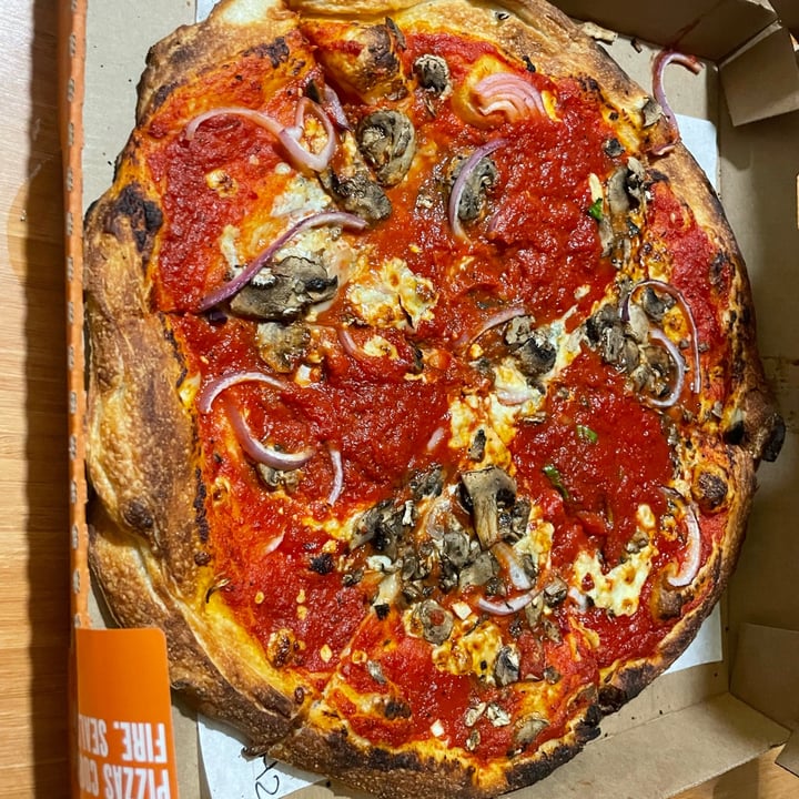 photo of Blaze Pizza Veg out pizza shared by @santo-vegano on  14 May 2023 - review