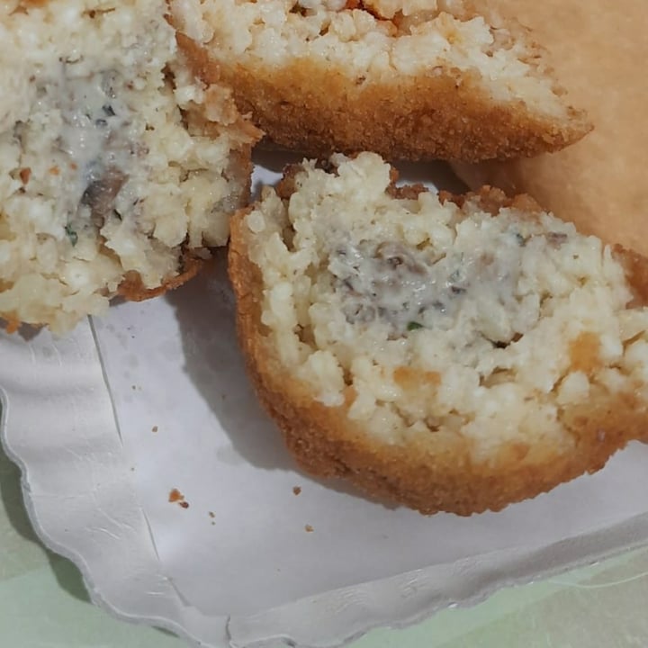 photo of Siciliamo Cagliari arancini ai funghi shared by @aurortyc on  23 May 2023 - review