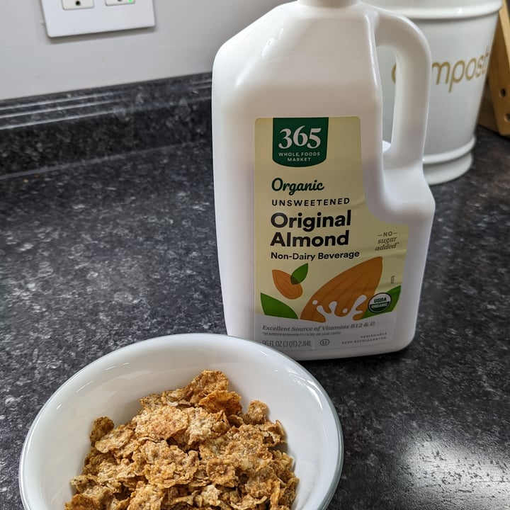 photo of 365 Whole Foods Market 365 Organic Unsweetened Original Almondmilk shared by @hippie112 on  28 Apr 2023 - review
