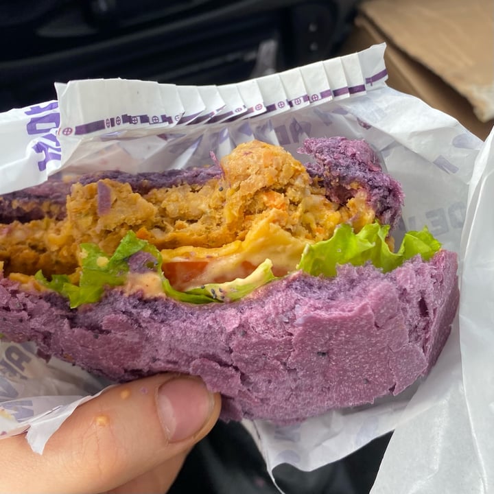 photo of Flower Burger Purple Cheesy shared by @eliamariotti on  01 Apr 2023 - review