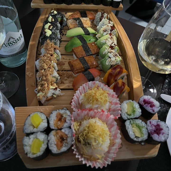 photo of Asia Fusion Sushi Barca mix per 1 persona Vegan shared by @vulcanoattivo on  14 Feb 2023 - review