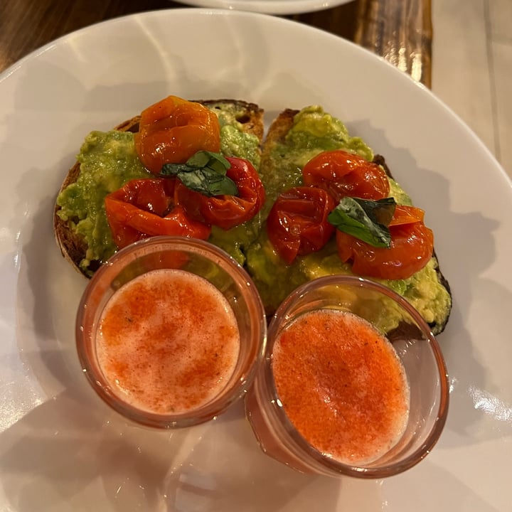 photo of Status Quo Bruschetta avocado e pomodorini shared by @gaialeone on  13 Jan 2023 - review