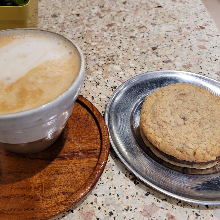photo of Molina Panadería Café Cinammon Latte Y Alfajor De Almendras shared by @beludegustando on  13 Jul 2023 - review