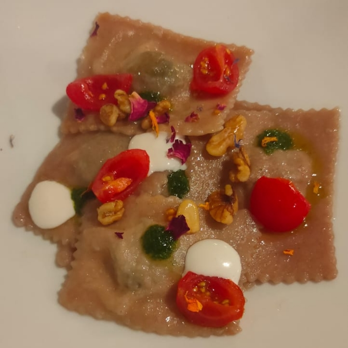 Ravioli Rosa Ripieni Di Spinaci E Noci Con Gocce Di Fiordilatte ...