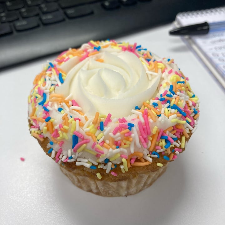 photo of Charly's Bakery Vegan Cupcakes shared by @chello95 on  05 May 2023 - review