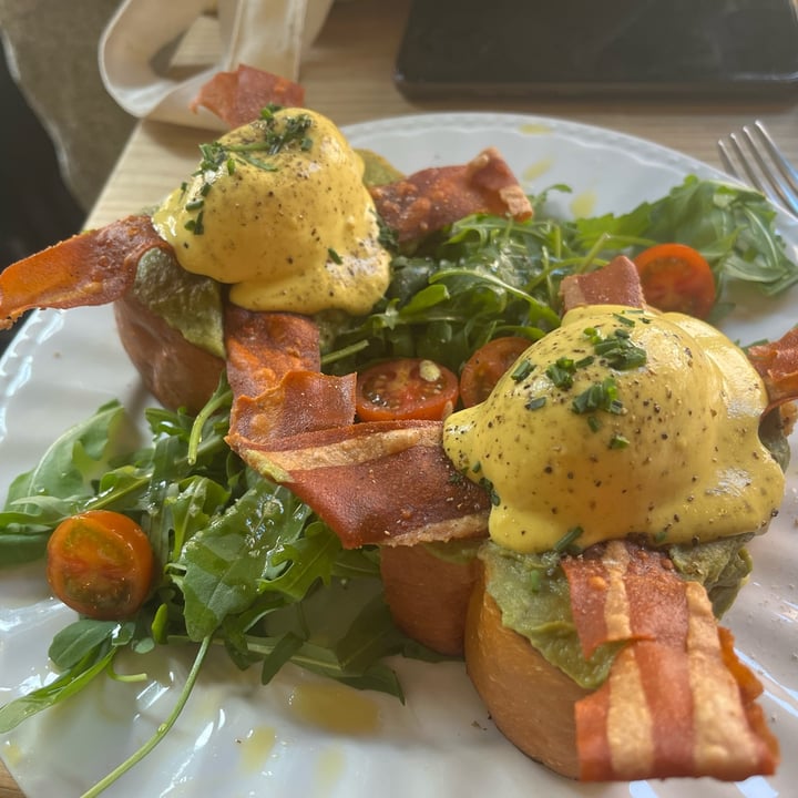 photo of Frutas Prohibidas Huevos Benedict Clasicos shared by @lauraynico on  03 Jun 2023 - review