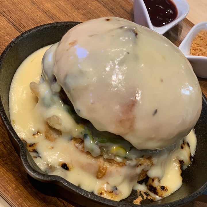 photo of 2 foods Shibuya Loft melty cheese barger shared by @tomoya on  20 Dec 2022 - review