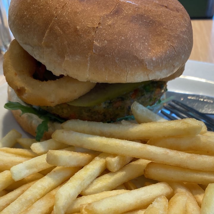 photo of Olís vegan burger shared by @ciliegia on  31 Jul 2023 - review