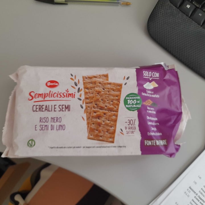 photo of I semplicissimi doria Crackers riso nero e semi di lino shared by @carlottamar on  01 Aug 2023 - review