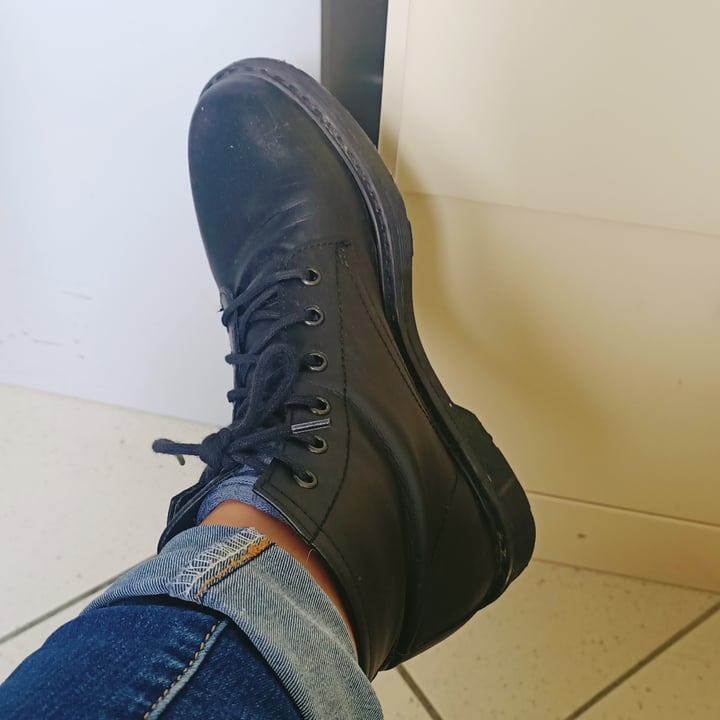 photo of Vegan Shoes Italy Anfibi VSI Far shared by @lolli on  03 May 2023 - review