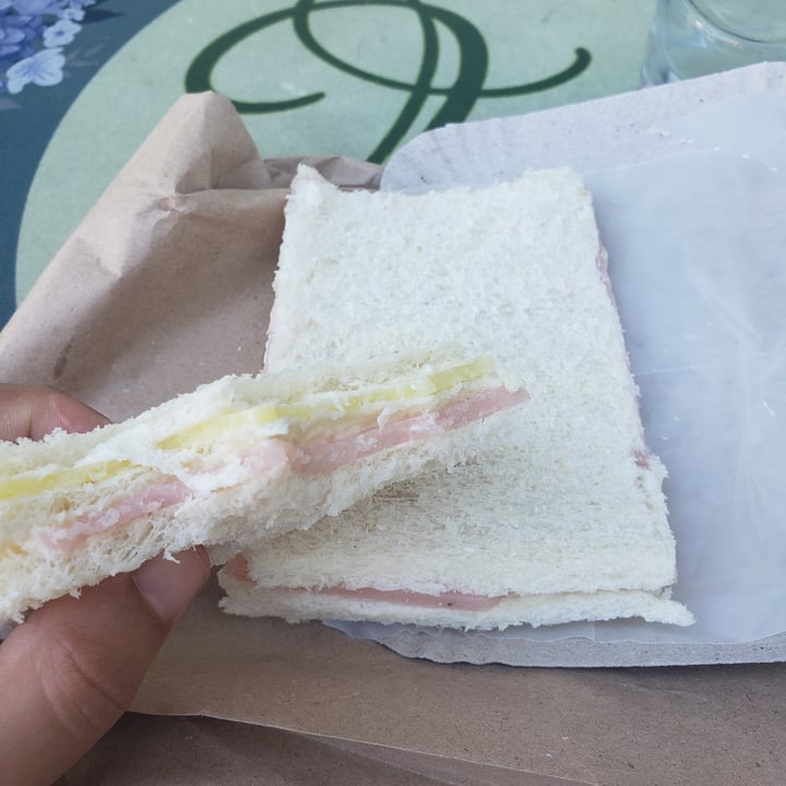 photo of Almacén De La Plaza Vegan Sándwich De Miga "Jamón Y Queso" shared by @yukiita on  05 Mar 2023 - review