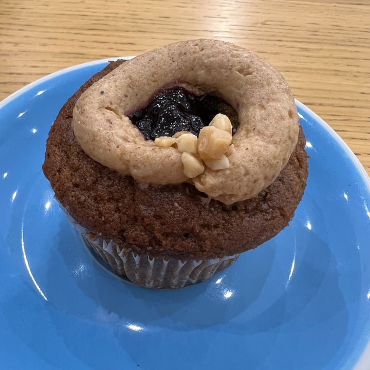 photo of Cloud Cakes Peanut Butter Jelly Cupcake shared by @ljuba on  05 May 2023 - review