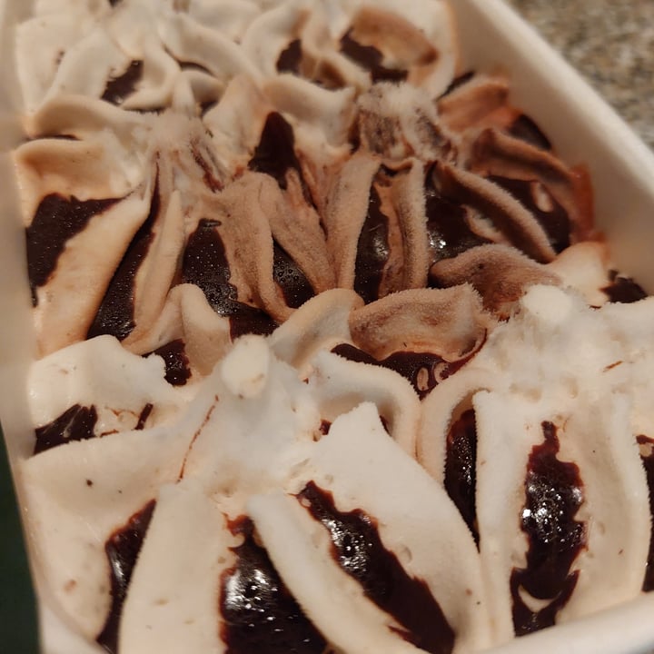 photo of Amando gelato alla vaniglia variegato al cacao e nocciole shared by @soloag on  30 May 2023 - review