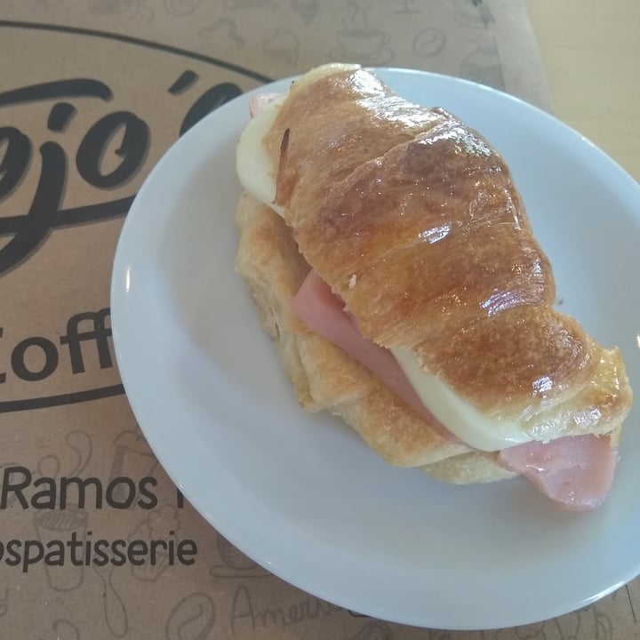 photo of Antojo’s Medialunas Con Jamón Y Queso shared by @pamarg on  15 Feb 2023 - review