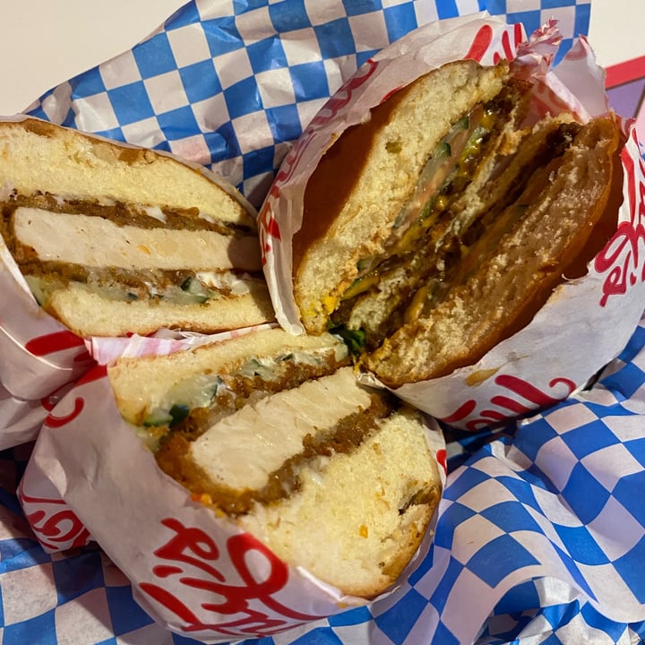 photo of Monty's good burger Charlie’s Chicken Sandiwch shared by @jetfueljuliette on  21 Feb 2023 - review