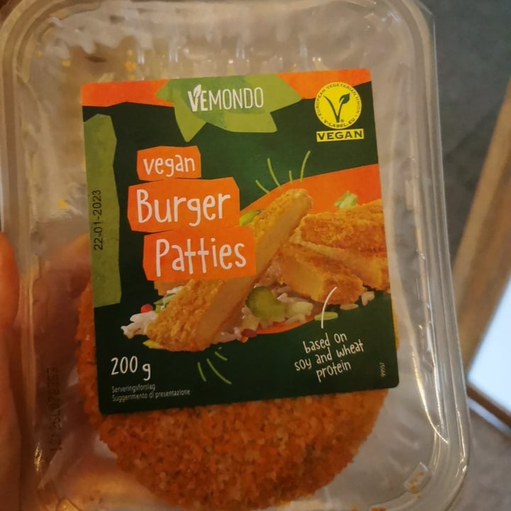 photo of Vemondo Vegan Burger Patties shared by @chiarasuniverse on  15 Jan 2023 - review