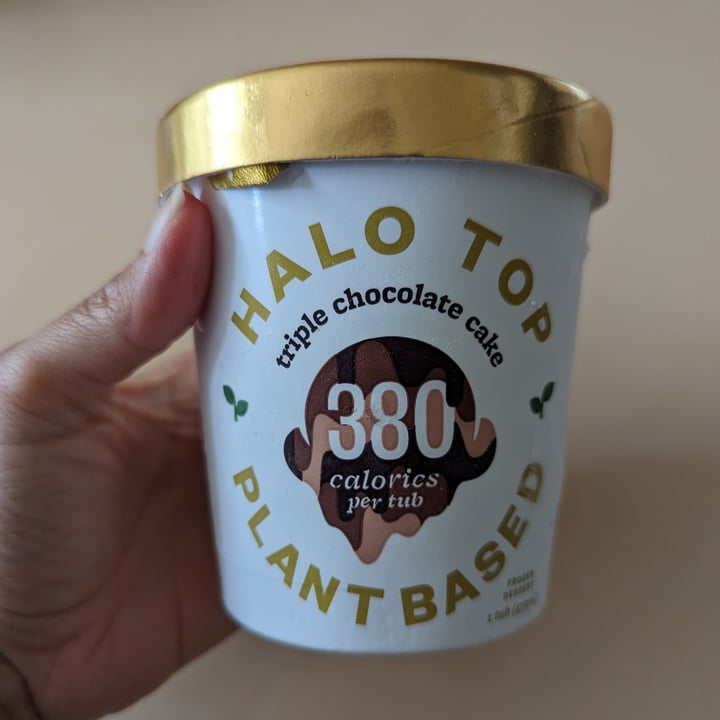 photo of Halo top plant based Triple Chocolate Cake shared by @alynereis on  07 Jan 2023 - review