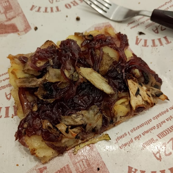 photo of Mastro Titta - La casa del boia pizza veg con cipolle caramellate shared by @helebias on  26 Feb 2023 - review